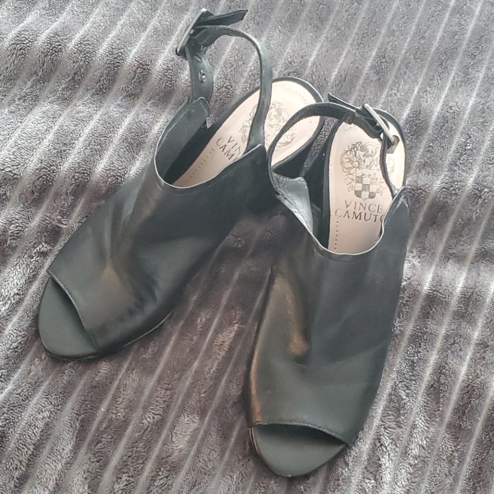 Like new Vince Camuto peep toe sling back heel
